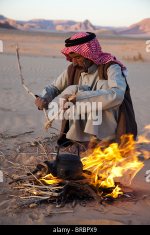 Beduinen Tee am offenen Feuer in der Wüste Wadi Rum, Jordanien Stockfoto