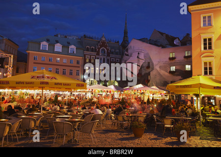 Straßencafés in Domplatz Dom bei Dämmerung, Riga, Lettland, Baltikum Stockfoto