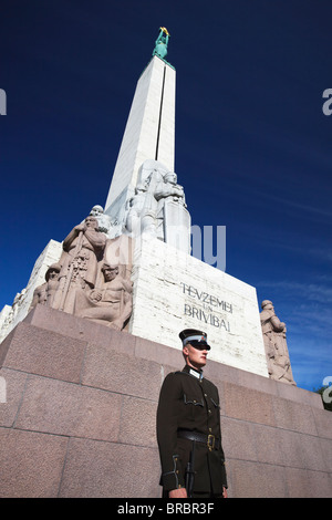 Soldaten bewachen Freiheitsdenkmal, Riga, Lettland, Baltikum Stockfoto
