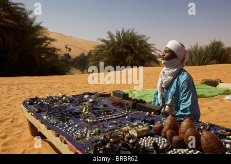 Einen kleinen Stand auf der Umm el-Ma-Oase auf der Ubari Erg in Fezzan Wüste, Libyen, Nordafrika Stockfoto