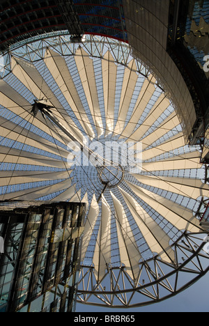 Das Sony Center, ein Sony gesponsert Gebäudekomplex befindet sich am Potsdamer Platz in Berlin, Deutschland.  Entworfen von Helmut Jahn Stockfoto