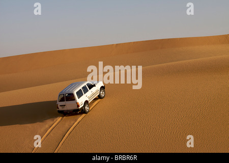 Ein 4 X 4 auf den Dünen des Erg Murzuk in Fezzan Wüste, Libyen, Nordafrika Stockfoto