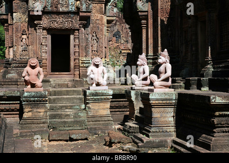 Statuen im Banteay Srei Tempel in der Nähe von Angkor Wat, Kambodscha. Stockfoto