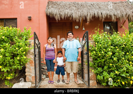 Porträt des jungen mexikanischen Familie Stockfoto