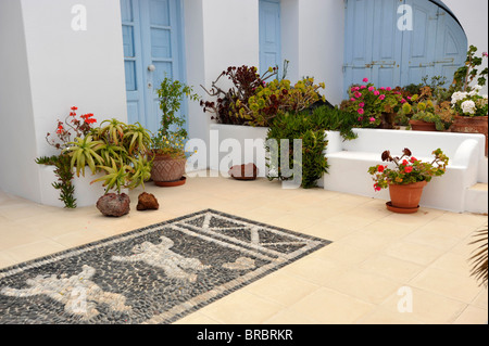 Hausfassaden und Innenhöfen auf der griechischen Insel Santorini Stockfoto