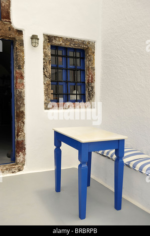 Hausfassaden und Innenhöfen auf der griechischen Insel Santorini Stockfoto