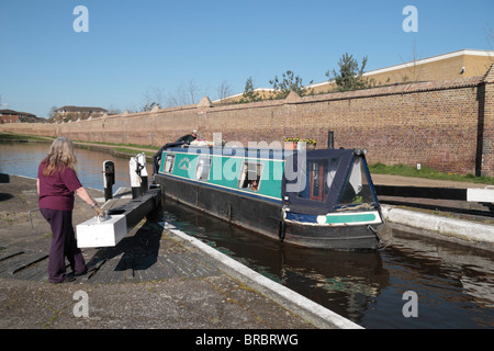 Ein Grachtenboot seinen Weg durch Hanwell sperrt am Grand Union Canal, West-London, UK. Stockfoto