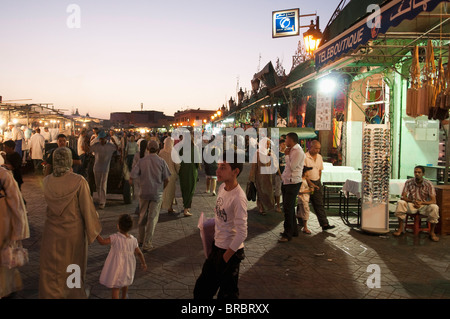 Djemaa el Fna Platz in Marrakesch, Marokko, Nordafrika Stockfoto