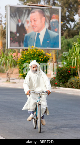 Porträt von König Mohammed VI und Radfahrer, Taroudan, Marokko, Nordafrika Stockfoto