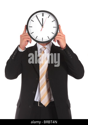 Ein Geschäftsmann hält eine Uhr, die die elfte Stunde direkt vor seinem Gesicht zeigt. Alle auf weißem Hintergrund. Stockfoto