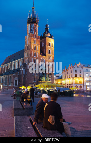 St. Marienkirche in Krakau, Polen, Hauptmarkt (Rynek Glowny), UNESCO-Weltkulturerbe Stockfoto