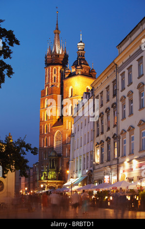 St. Marienkirche im Hauptmarkt (Rynek Glowny) bei Dämmerung, UNESCO-Weltkulturerbe, Krakau, Polen Stockfoto
