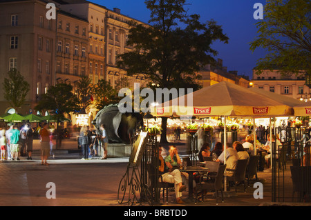 Straßencafés in Hauptmarkt (Rynek Glowny) in der Abenddämmerung, Krakau, Polen Stockfoto