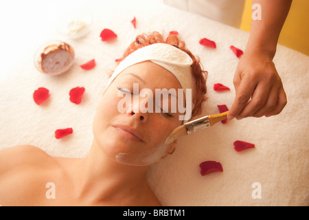 Frau bekommen eine Gesichtsbehandlung Stockfoto