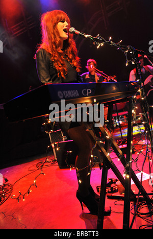 Alison Sudol von A Fine Frenzy führt auf der Bühne auf die O2 Shepherds Bush Empire am 9. Mai 2010. Stockfoto