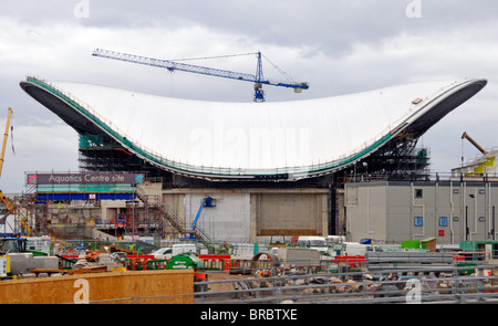 Kran auf Baustelle bei den Olympischen Spielen 2012 in London Geschwungenes Dach des Aquatics Sports Centre Veranstaltungsort Stratford Newham East London, England, Großbritannien Stockfoto