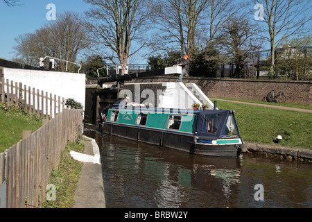 Ein Grachtenboot seinen Weg durch Hanwell sperrt am Grand Union Canal, West-London, UK. Stockfoto