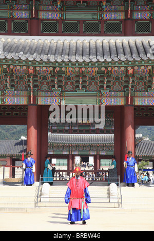 Die Wachablösung, Gyeongbokgung Palace (Palast des glänzenden Glücks), Seoul, Südkorea Stockfoto