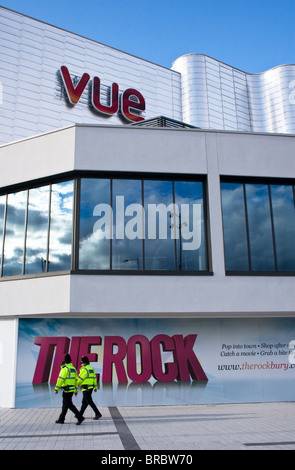 Polizisten auf Streife außerhalb der The Rock Einkaufs- und Unterhaltungsmöglichkeiten Entwicklung Bury, größere Manchester, UK Stockfoto