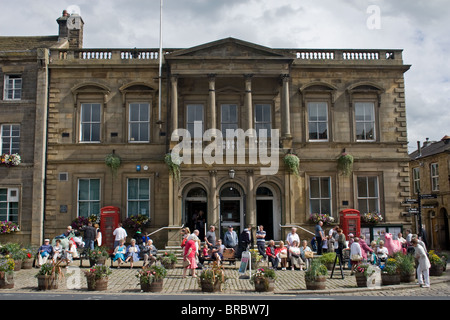 Beliebter Ort außerhalb Skipton Rathaus (erbaut 1862) + Craven Museum, High Street, Skipton, Yorkshire, Großbritannien Stockfoto