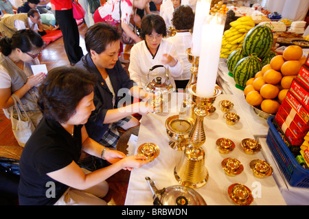 Buddhistische Zeremonie für die Toten im Tempel Bongeunsa, Seoul, Südkorea Stockfoto