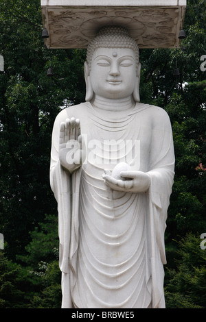 Statue des Maitreya, Buddha der Zukunft, Bongeunsa-Tempel, Seoul, Südkorea Stockfoto