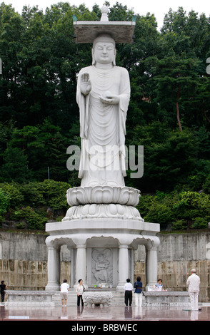 Statue des Maitreya, Buddha der Zukunft, Bongeunsa-Tempel, Seoul, Südkorea Stockfoto