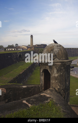 Blick auf die Mauern der Festung Galle mit Glockenturm im Hintergrund, UNESCO-Weltkulturerbe, Galle, Sri Lanka Stockfoto