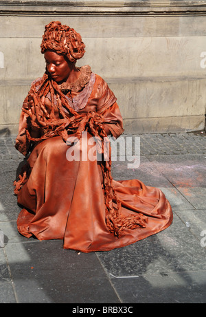 Straßenkünstler auf der Royal Mile in Edinburgh, Schottland während des Fringe-Festivals im Jahr 2010. Stockfoto