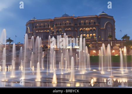 Wasserspiele vor dem Hotel Emirates Palace, Abu Dhabi, Vereinigte Arabische Emirate Stockfoto