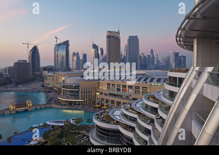 Skyline von Dubai, erhöhten Blick auf die Dubai Mall und Burj Khalifa Park, Dubai, Vereinigte Arabische Emirate Stockfoto