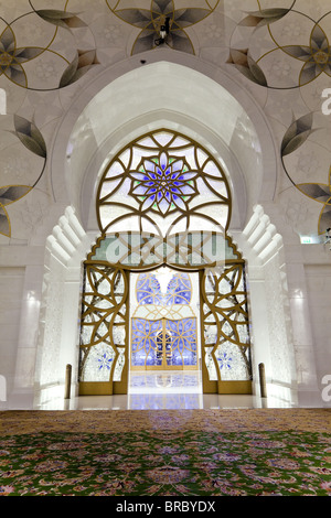 Interieur von der Gebet Hall von Sheikh Zayed Bin Sultan Al Nahyan Mosque, Abu Dhabi, Vereinigte Arabische Emirate Stockfoto