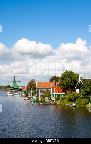 Gut erhaltene historische Windmühlen und Häuser auf der Zaanse Schans in Holland Stockfoto