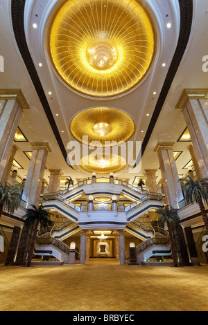 Reich verzierte Innenraum des Luxus-Hotel Emirates Palace, Abu Dhabi, Vereinigte Arabische Emirate Stockfoto