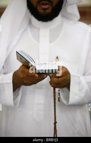 Muslimische lesen Koran, Jumeirah Moschee, Dubai, Vereinigte Arabische Emirate Stockfoto
