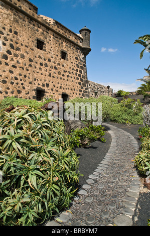 dh ARRECIFE LANZAROTE Schloss San Jose Museum Café Restaurant Pfad und Kunstgalerie Stockfoto