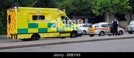 Krankenwagen und Polizei Auto Teilnahme an Verkehrsunfall Stockfoto