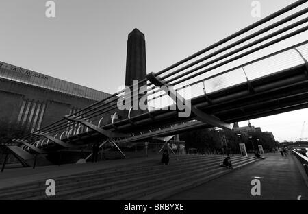 Londoner Millennium Bridge und Tate Modern, London, UK. Stockfoto