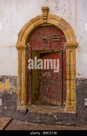 Alte Tür von einer kleinen Straße in Casablanca, Marokko Stockfoto