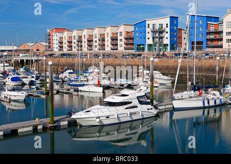 Apartments am Wasser und Luxusyachten in Albert Marina, St. Helier, Jersey, Kanalinseln, Großbritannien Stockfoto