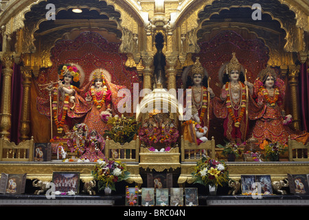 Statuen von Rada, Krishna, Rama, Sita, Hanuman vorne und Laxmi, Bhaktivedanta Manor Tempel, Watford, Hertfordshire, UK Stockfoto