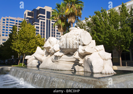 Zeit zu Cast Away Steinen, Brunnenskulptur von Stephen Kaltenbach, Sacramento Convention Center, California, USA Stockfoto