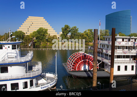 Kaiserin Hornblower und Delta King Raddampfer auf dem Sacramento River, alte Stadt Sacramento, Kalifornien, USA Stockfoto