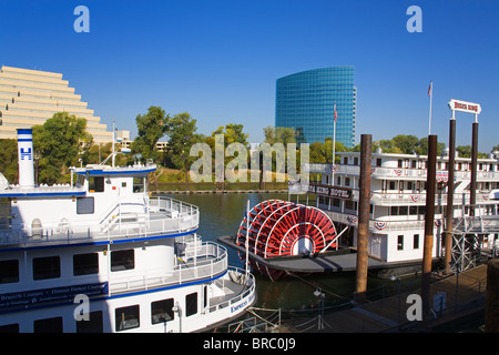 Kaiserin Hornblower und Delta King Raddampfer auf dem Sacramento River, alte Stadt Sacramento, Kalifornien, USA Stockfoto