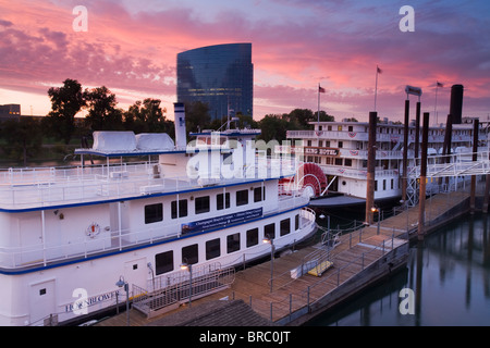 Kaiserin Hornblower und Delta King Raddampfer im alten Stadt Sacramento, Kalifornien, USA Stockfoto