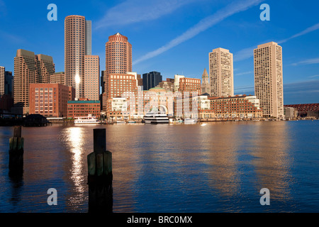 Skyline und inneren Hafen einschließlich Rowes Wharf im Morgengrauen, Boston, Massachusetts, Neuengland, USA Stockfoto