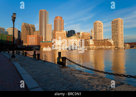 Skyline und inneren Hafen einschließlich Rowes Wharf im Morgengrauen, Boston, Massachusetts, Neuengland, USA Stockfoto