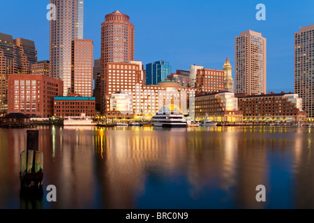 Skyline und inneren Hafen einschließlich Rowes Wharf im Morgengrauen, Boston, Massachusetts, Neuengland, USA Stockfoto