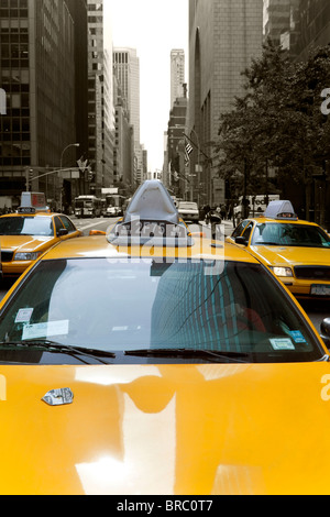 Gelben Taxis entlang der Fifth Avenue, Uptown Manhattan, New York City, New York, USA Stockfoto