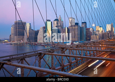 Skyline von Downtown Financial District von Manhattan angesehen von der Brooklyn Bridge im Morgengrauen, New York City, New York, USA Stockfoto